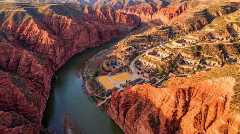 峡谷风光 水绕山居图片