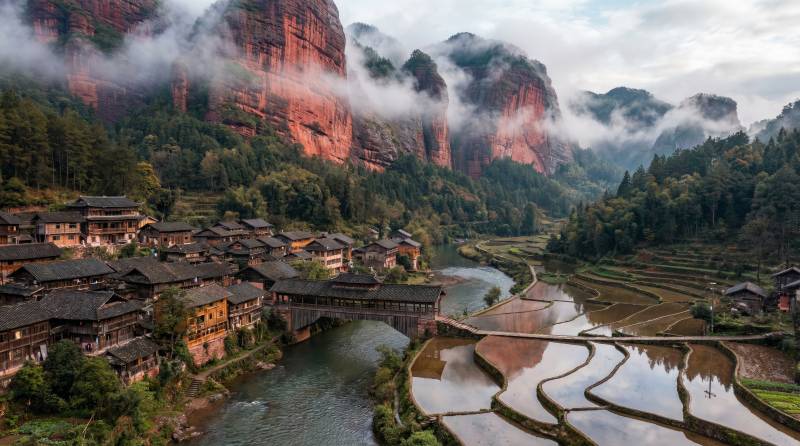 云雾缭绕的山水村落图片