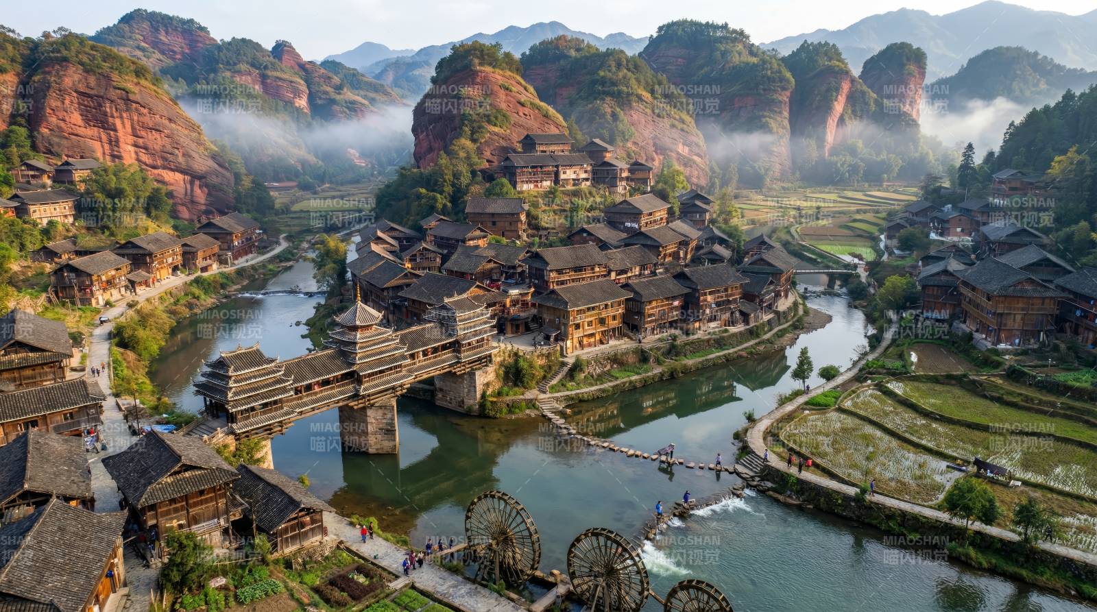 山水村落晨雾中图片