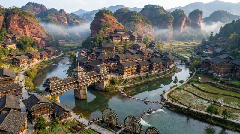 山水村落晨雾中图片