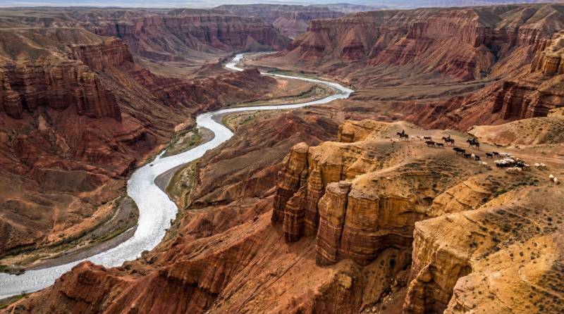 峡谷蜿蜒河流图片