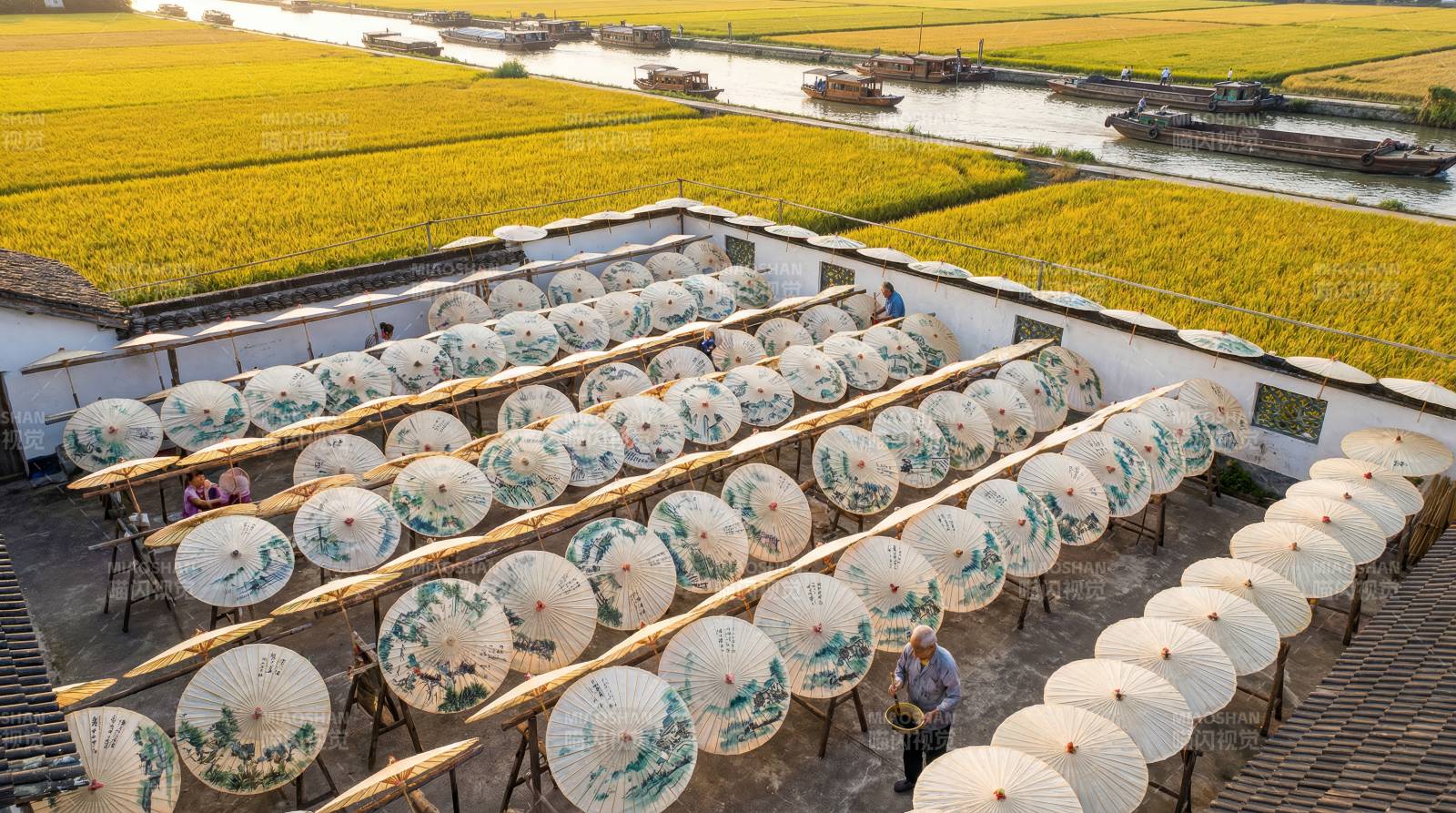 油纸伞晒场秋景图片