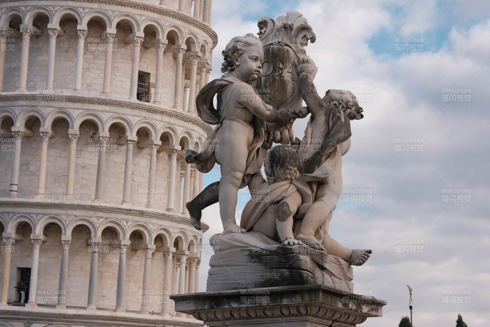 意大利比萨斜塔前的雕塑图片