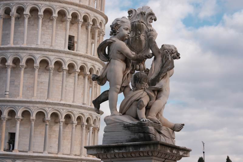 比萨斜塔前的雕塑图片