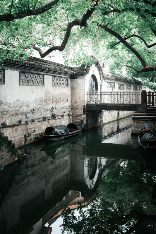 水乡古桥静谧景图片