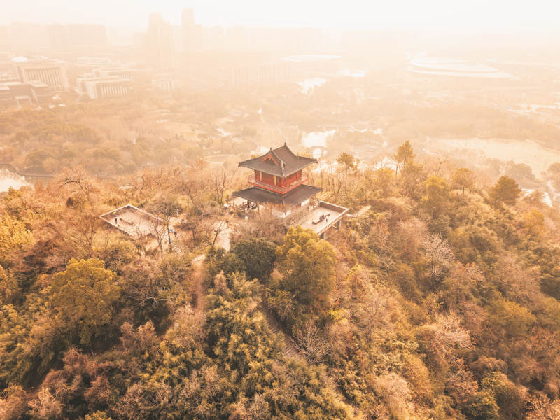 秋山古亭晨雾中图片