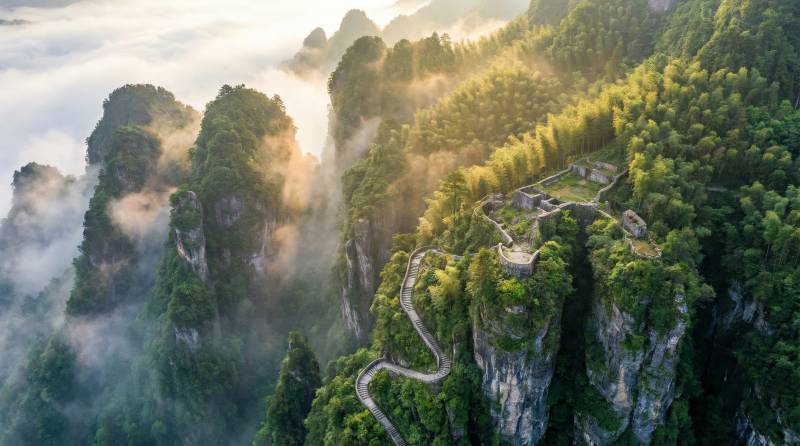 云雾缭绕山间路图片