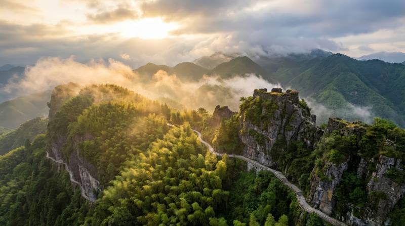 山间云雾缭绕图片