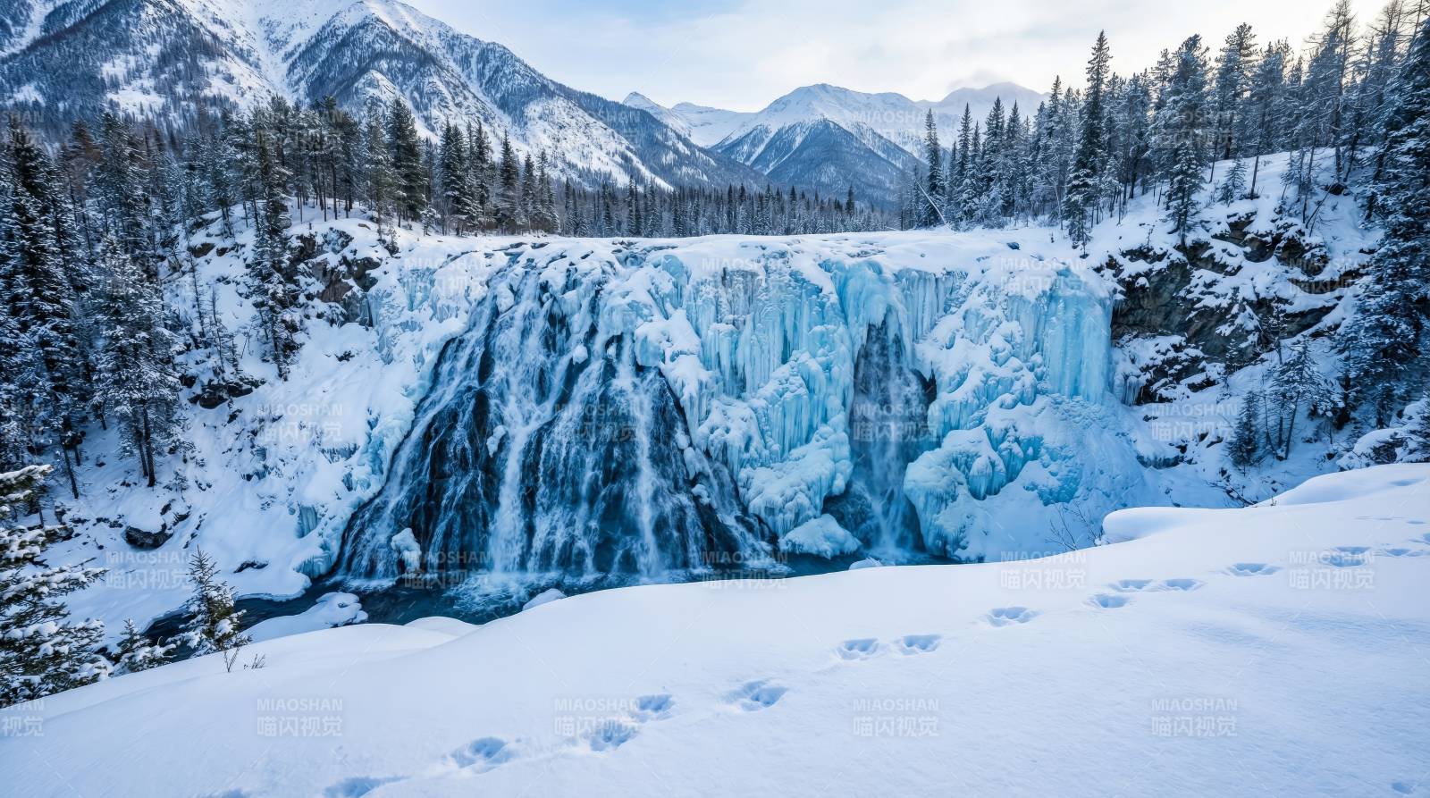冰瀑雪景图片