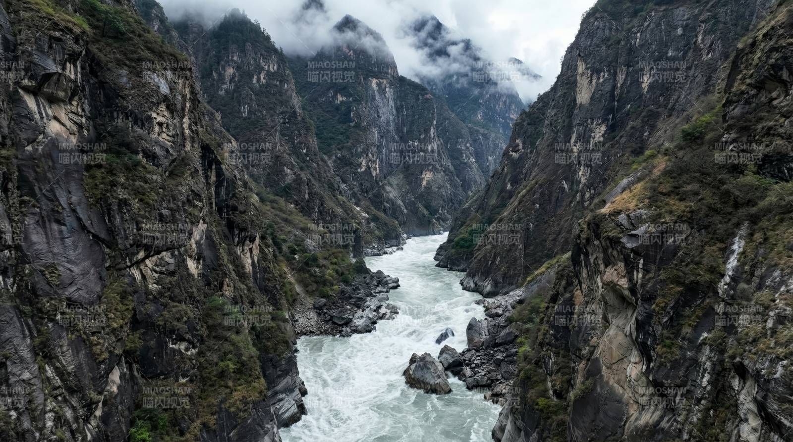 峡谷激流云雾缭绕图片