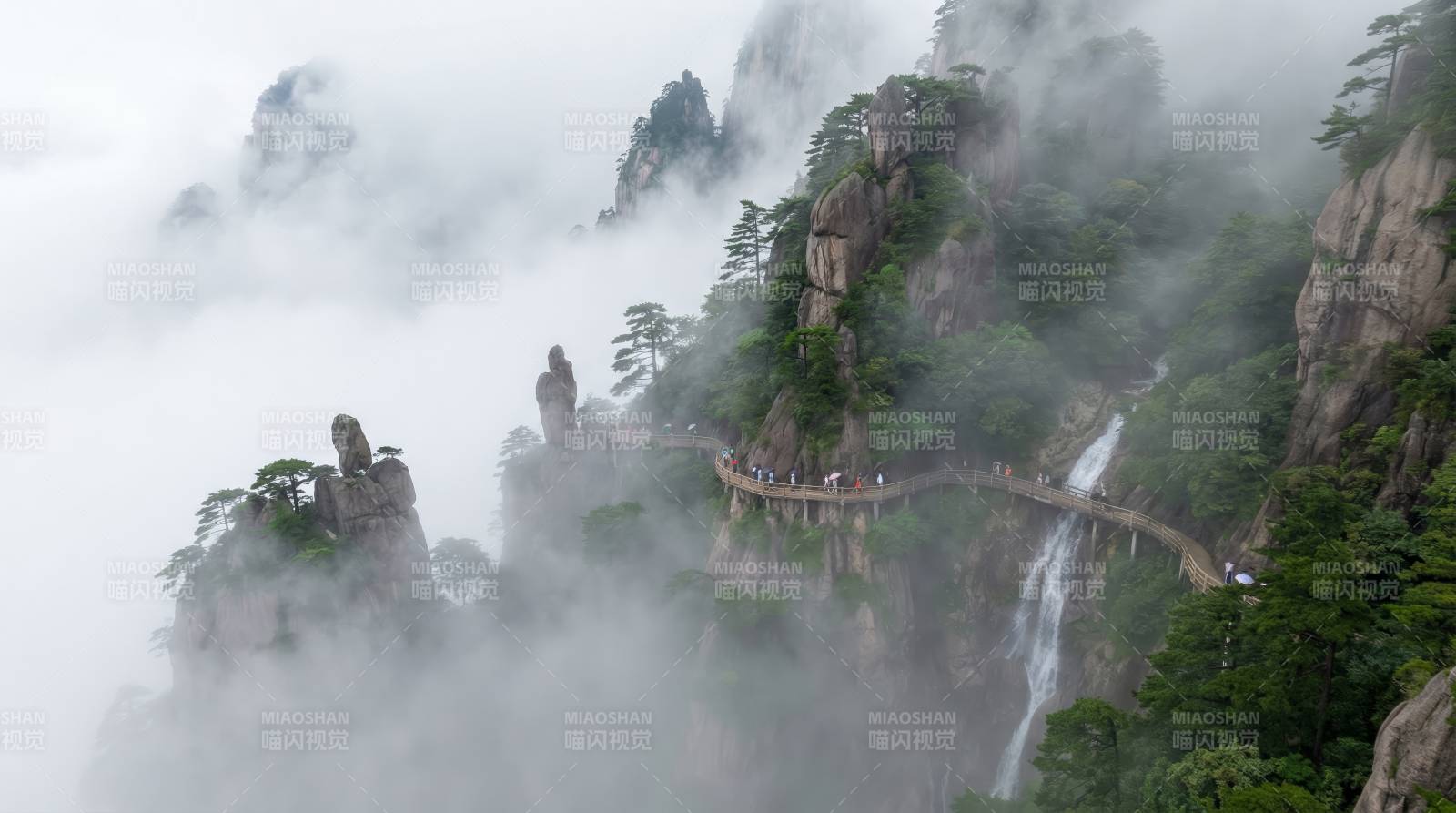 云雾缭绕山间栈道图片