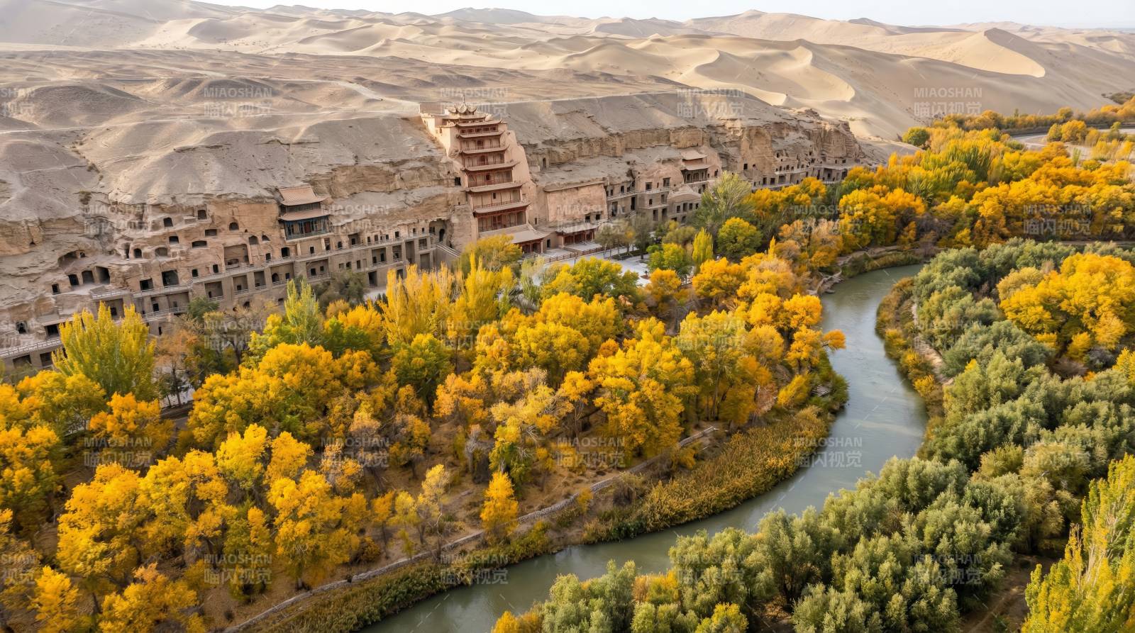 秋色中的古老村落图片