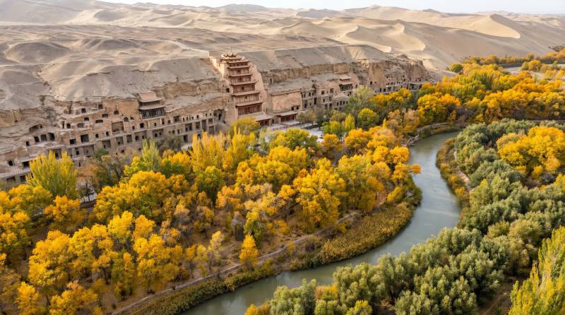 秋色中的古老村落图片