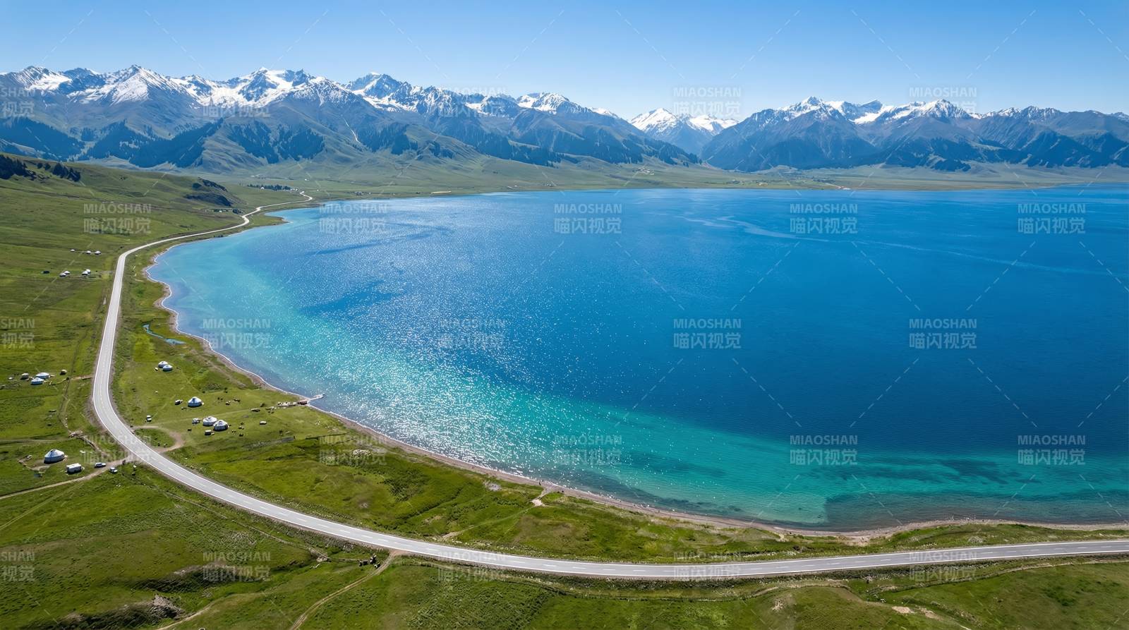 雪山碧湖风光图片