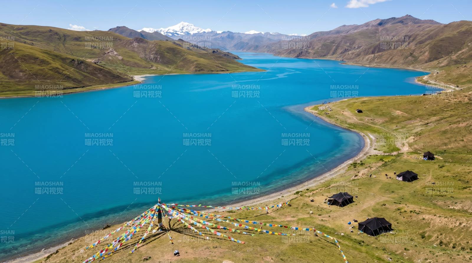 碧湖雪山风光图片