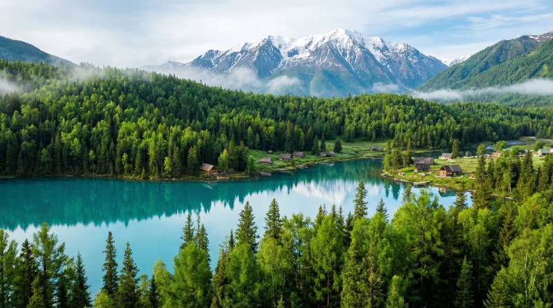 雪山碧湖风光图片
