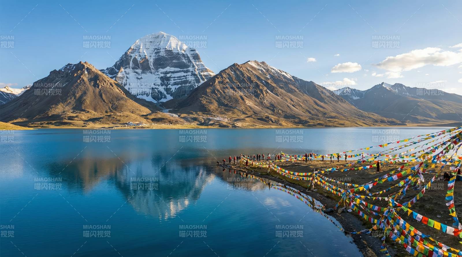 雪山湖畔祈福幡图片