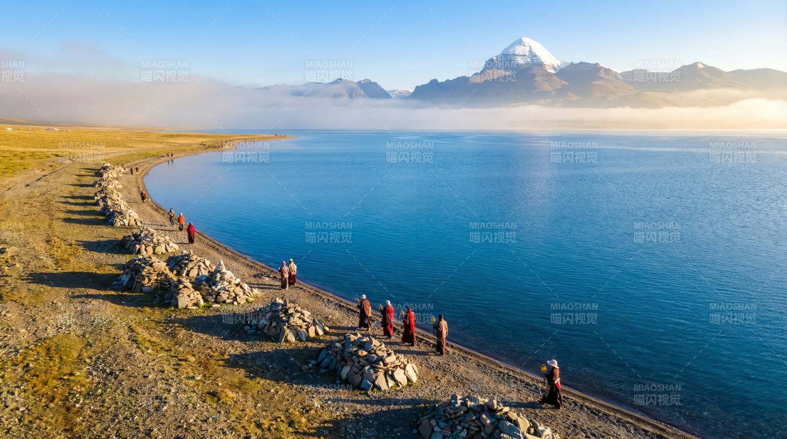 湖畔行者 雪山映照图片