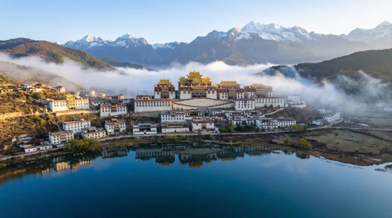 雪山映寺 湖光山色图片