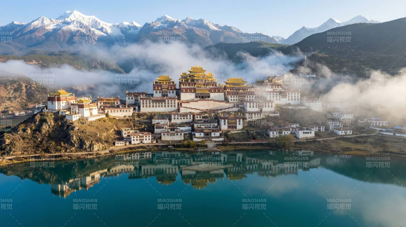 雪山映湖畔古寺图片