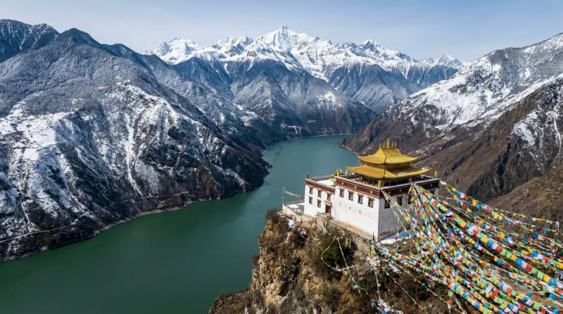 雪山之巅的寺庙图片