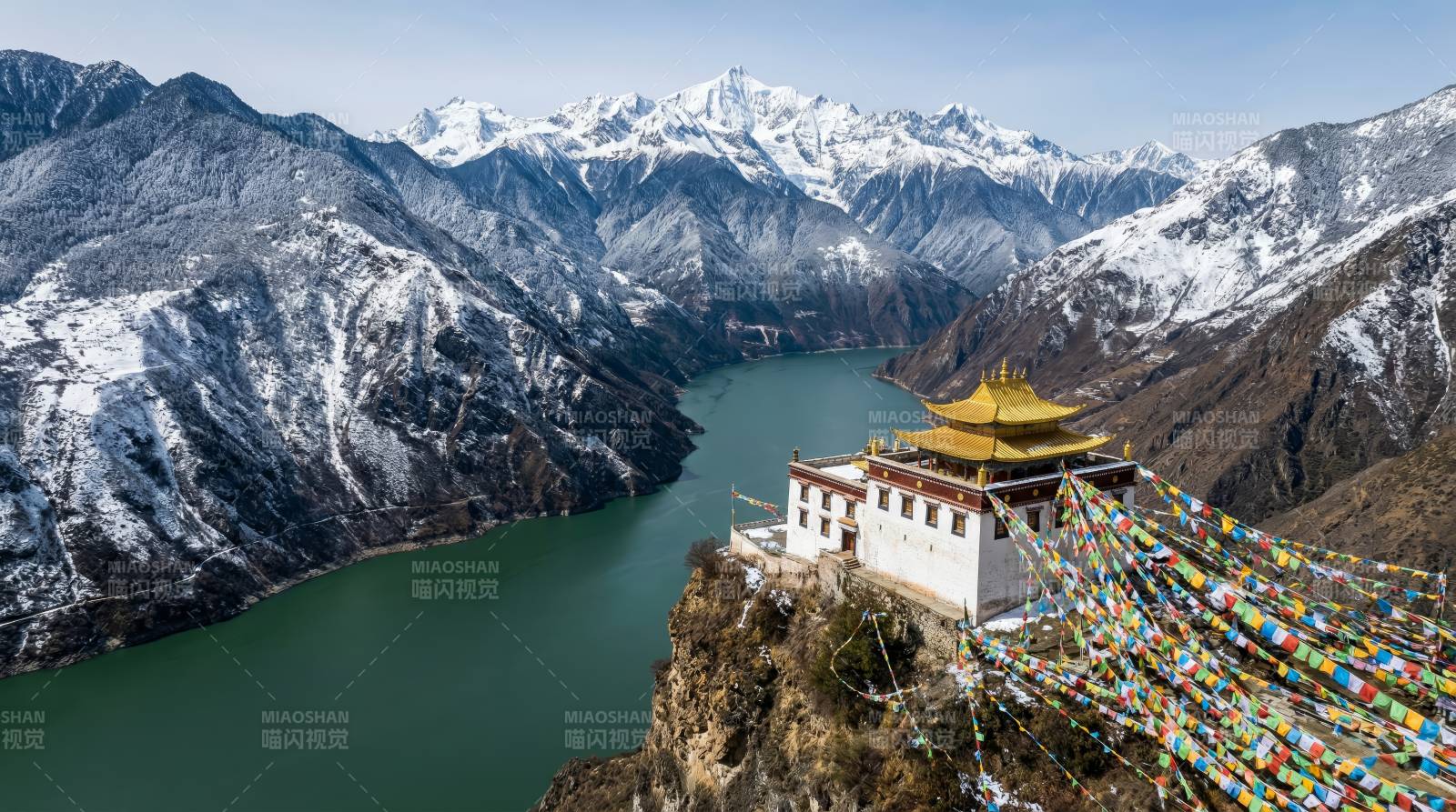 雪山之巅的寺庙图片