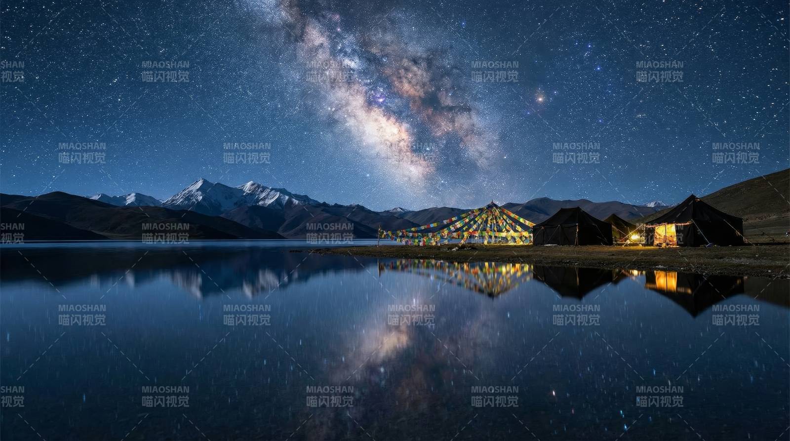 星空倒映湖面图片