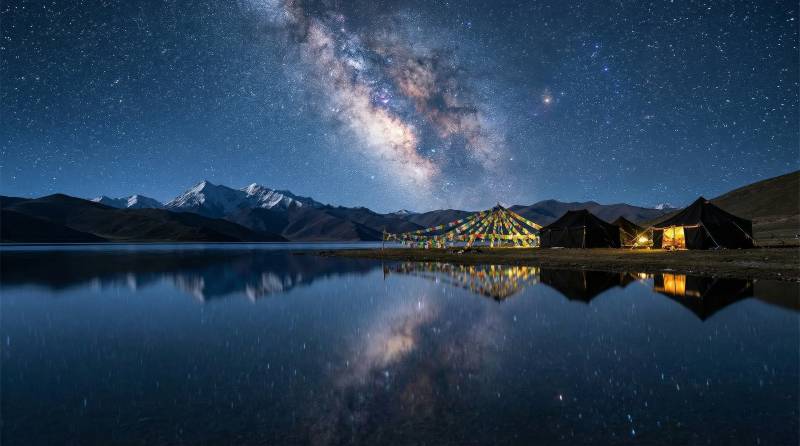 星空倒映湖面图片