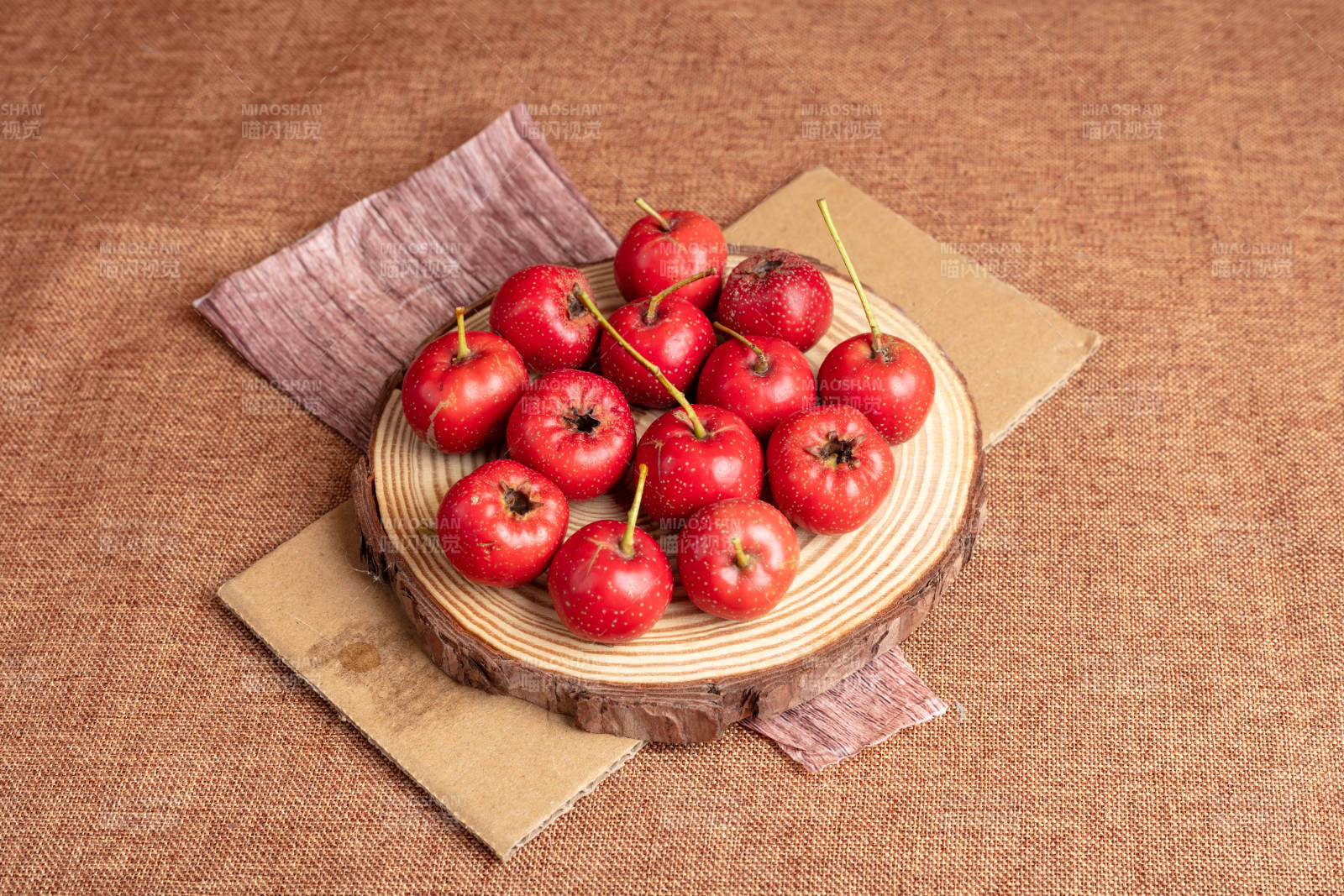 红果木盘静物图片