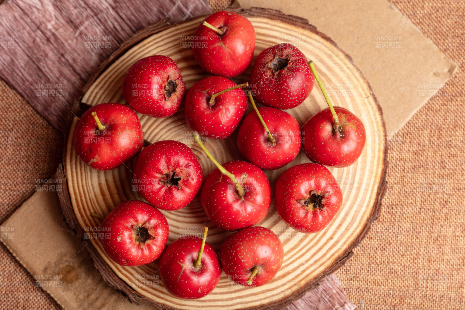 鲜红山楂果盘图片