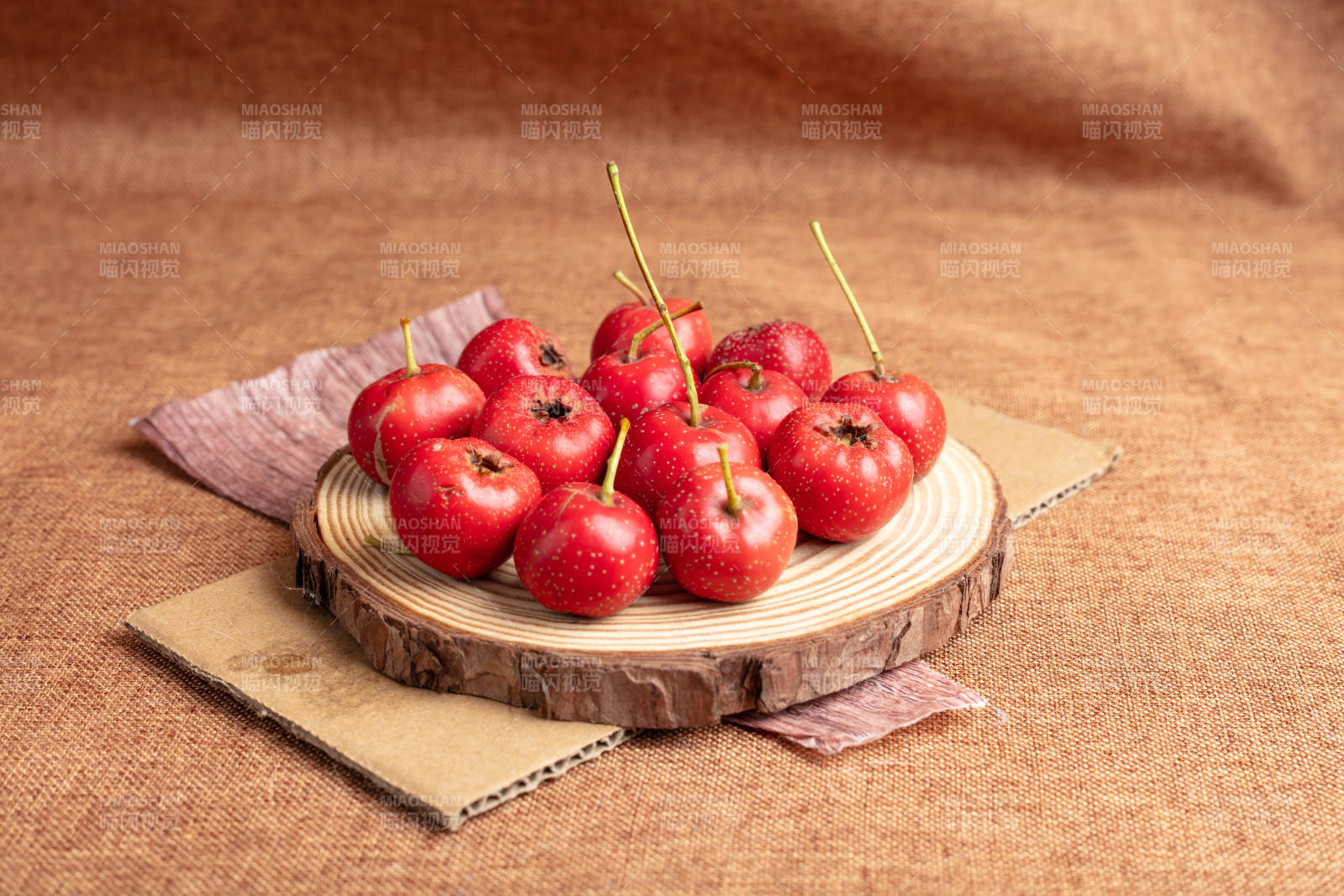 鲜红山楂果盘图片