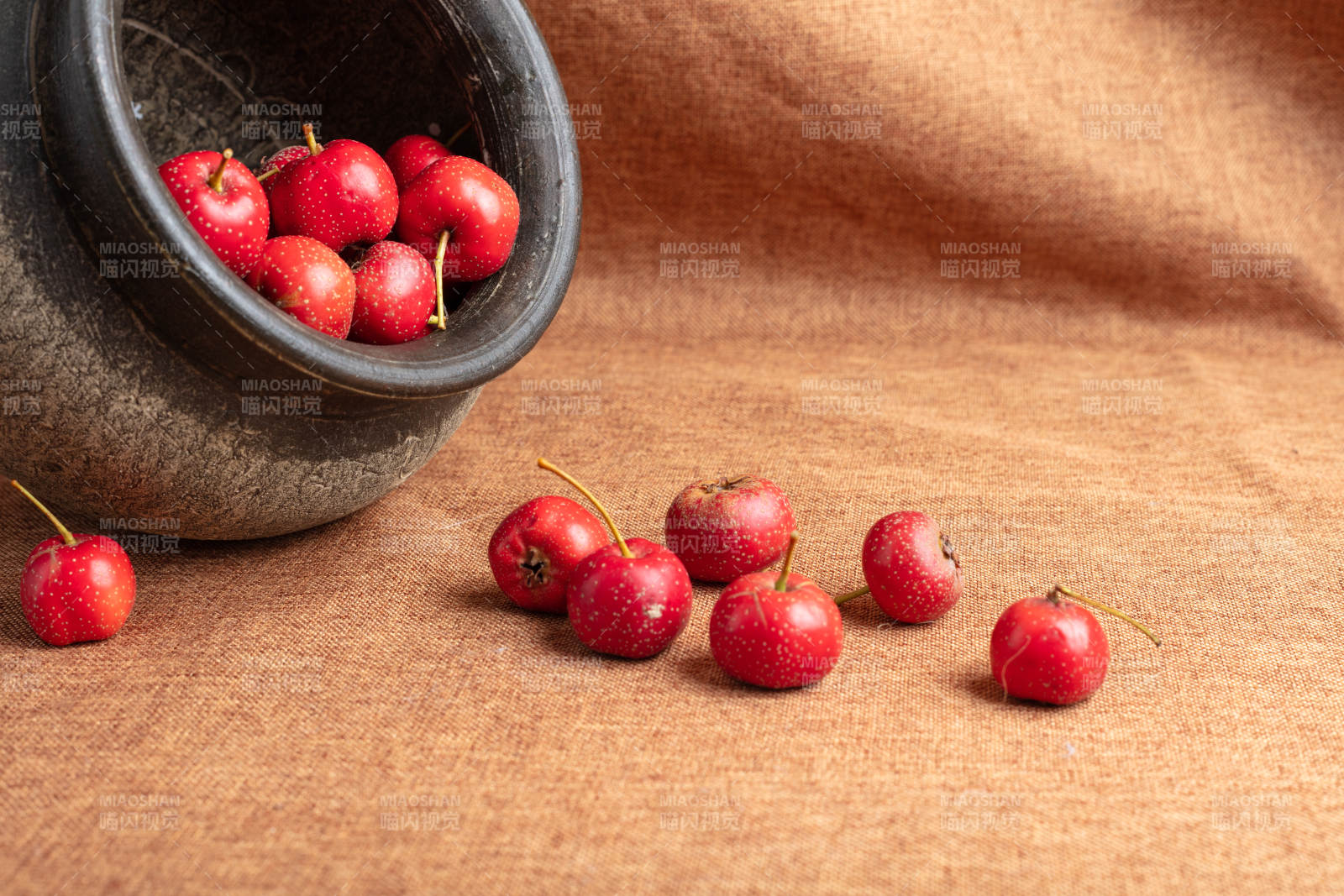 红果散落陶盆旁图片