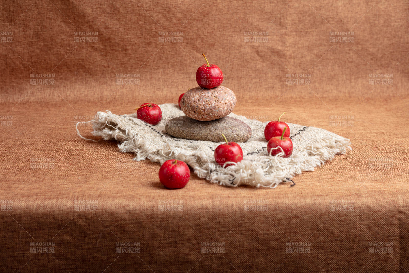 红果石叠静物图片