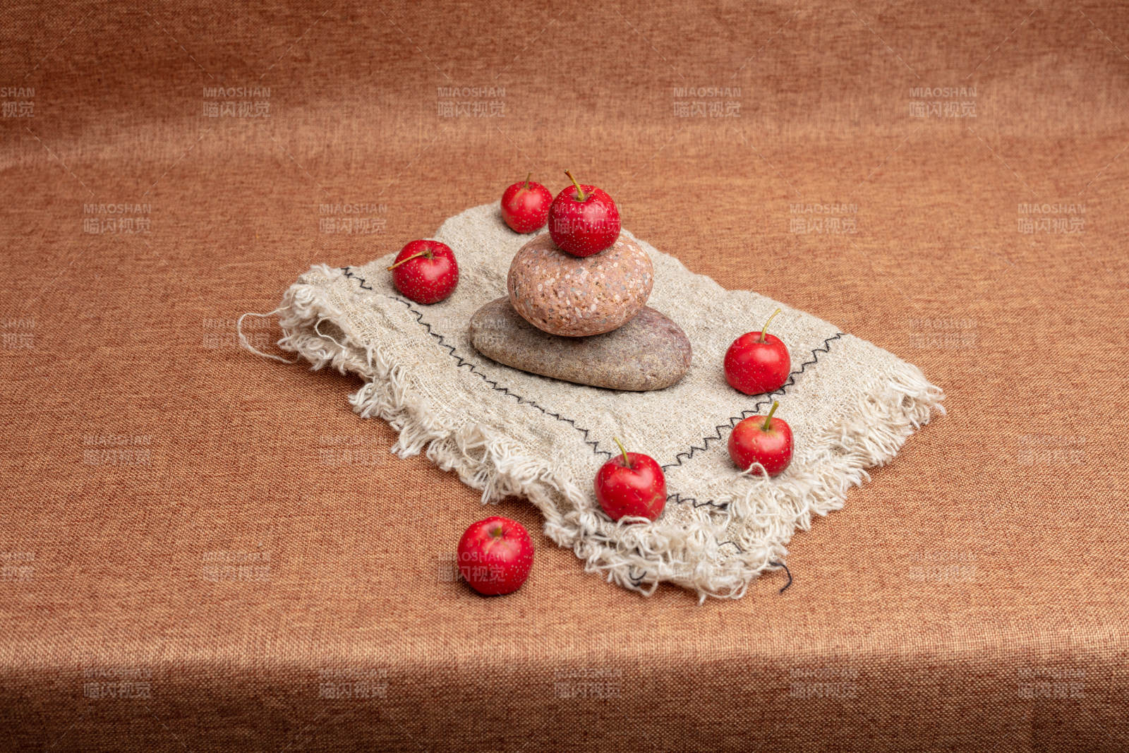 红果石布静物图片