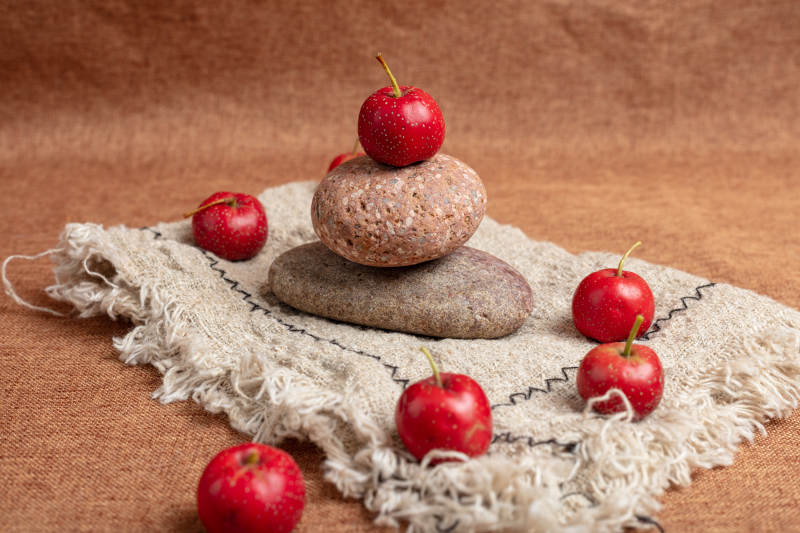 樱桃叠石静物图图片