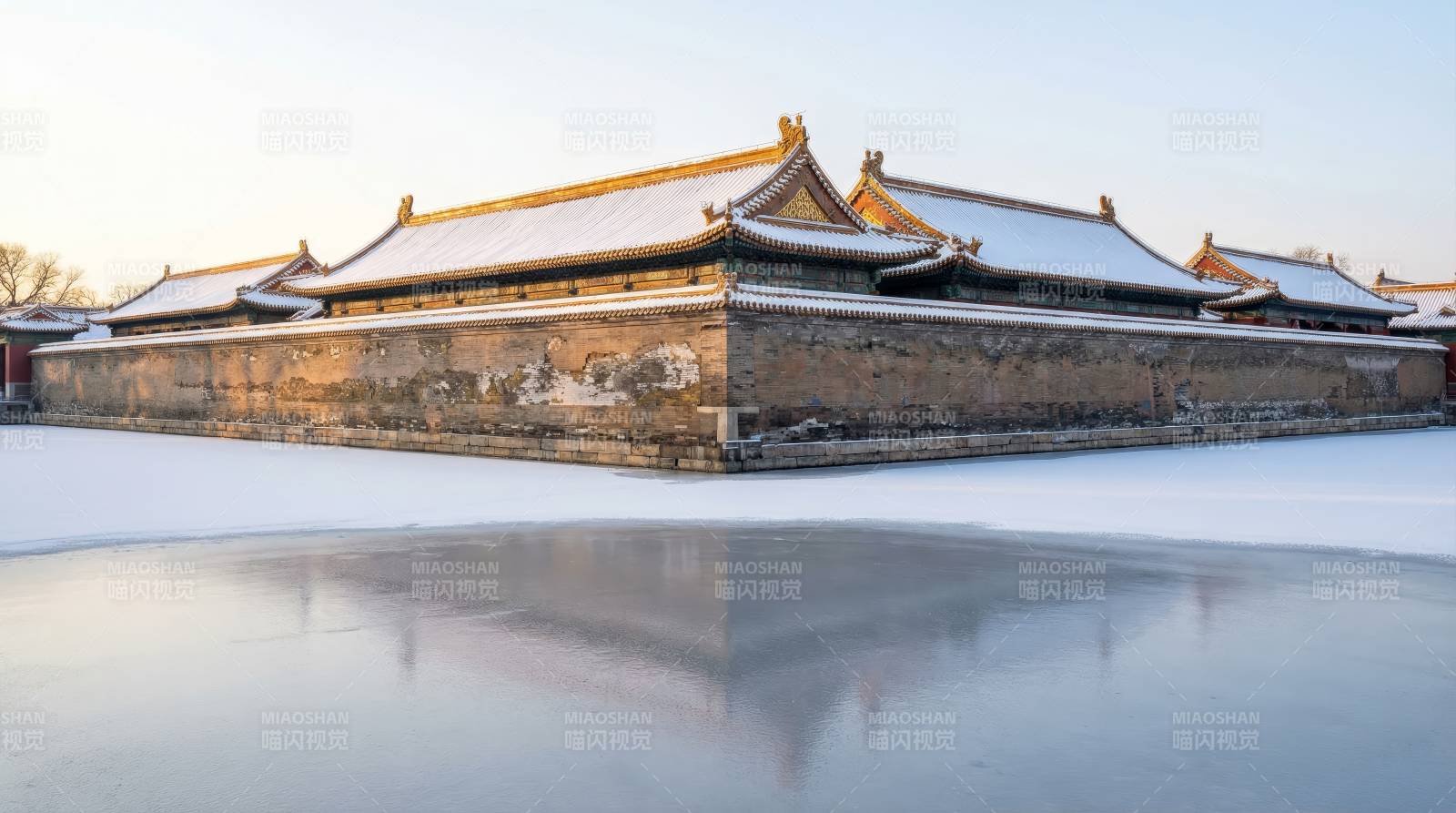 雪后古建筑倒影图片