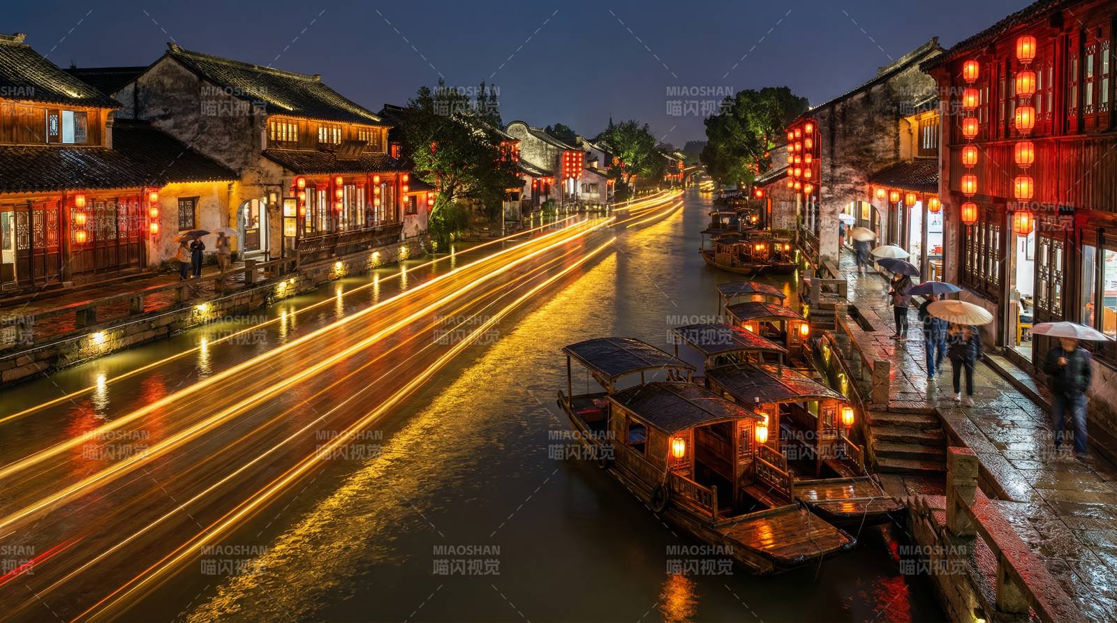 夜泊水乡灯火璀璨图片