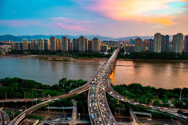 城市天际线与桥梁图片