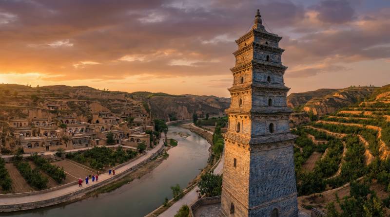 古塔映晚霞图片