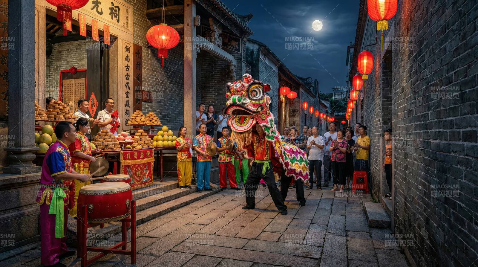 月夜舞狮闹街巷图片