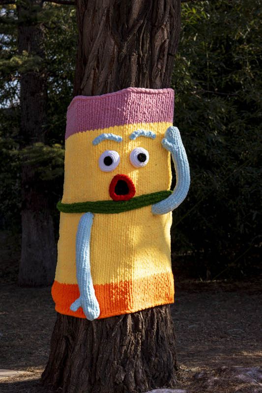 树上戴帽的卡通人图片