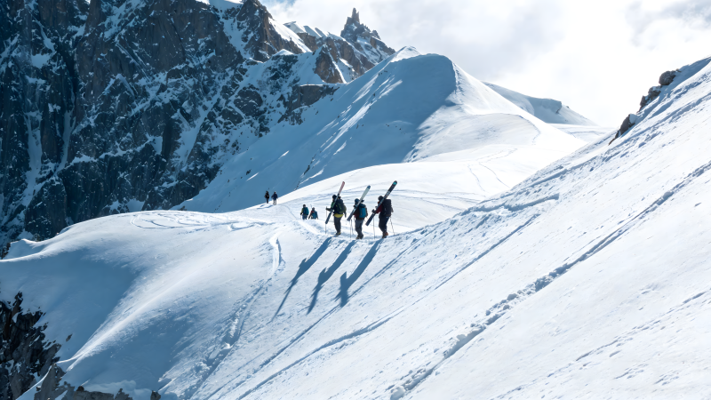 雪山徒步探险图片