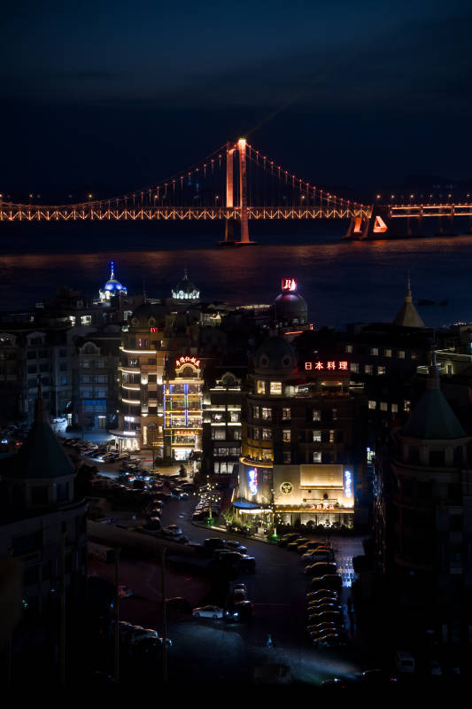 夜幕下的城市桥梁图片