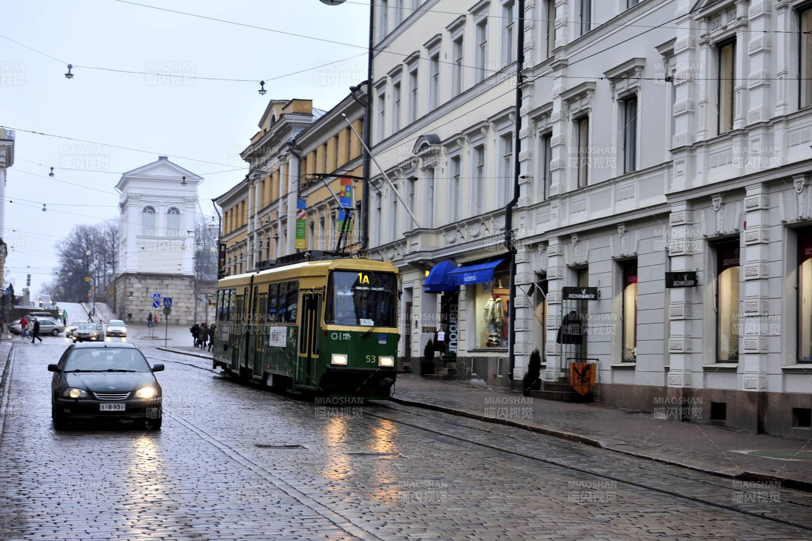 城市电车穿行街景图片