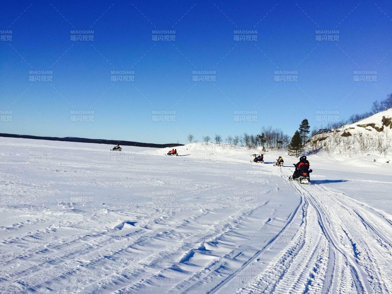 雪地摩托驰骋图片
