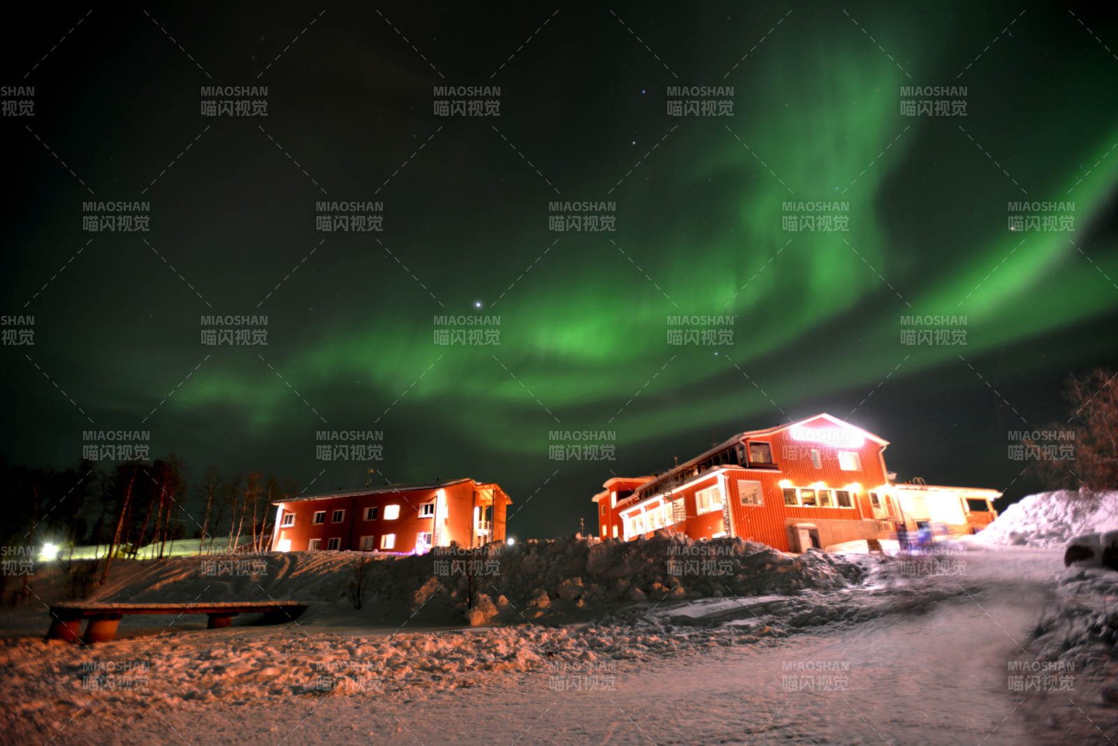 极光下的红色小屋图片