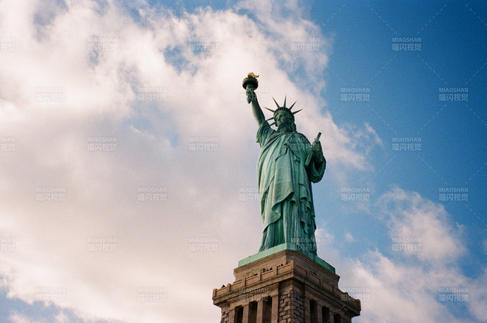 自由女神像仰望蓝天图片