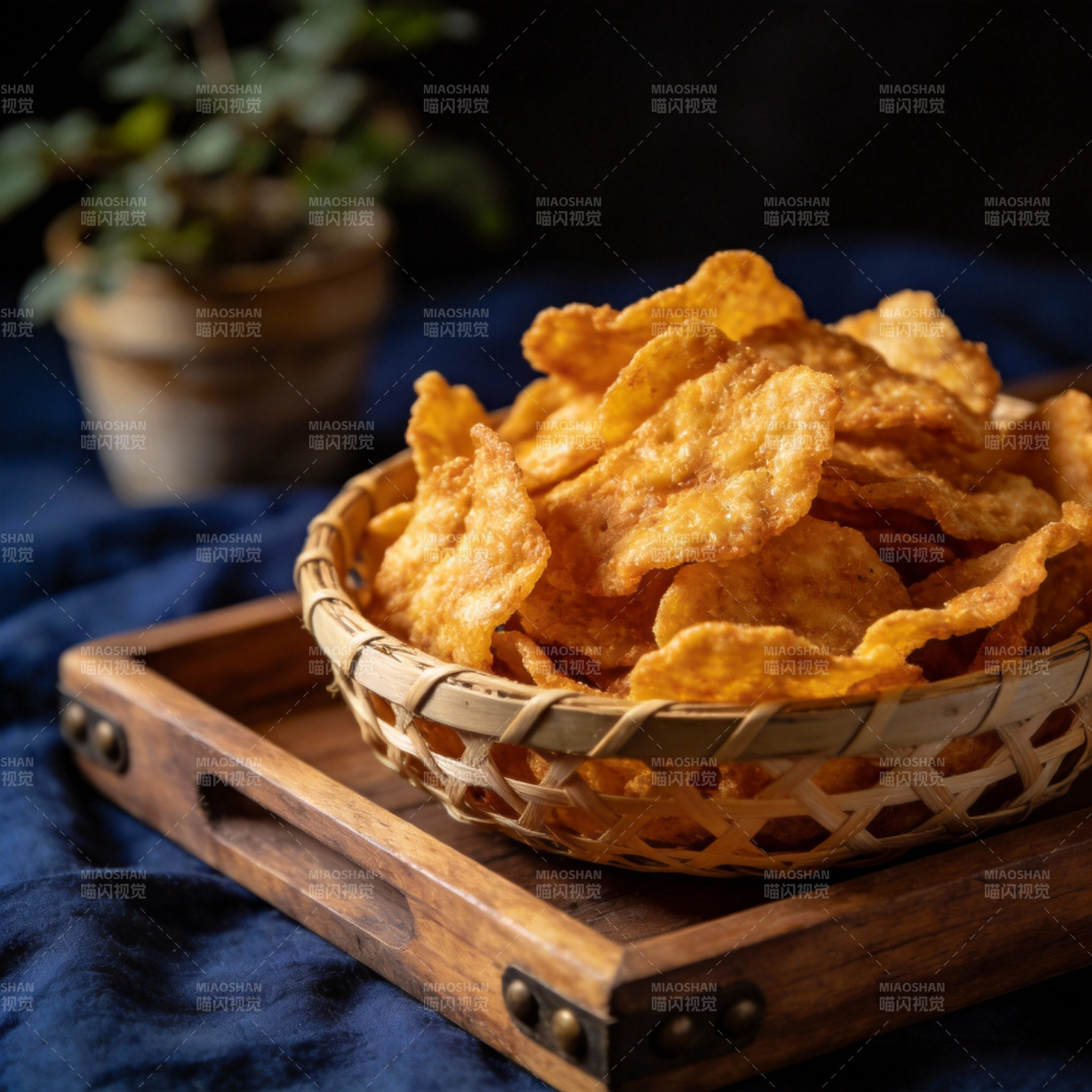 金黄薯片盛篮中图片