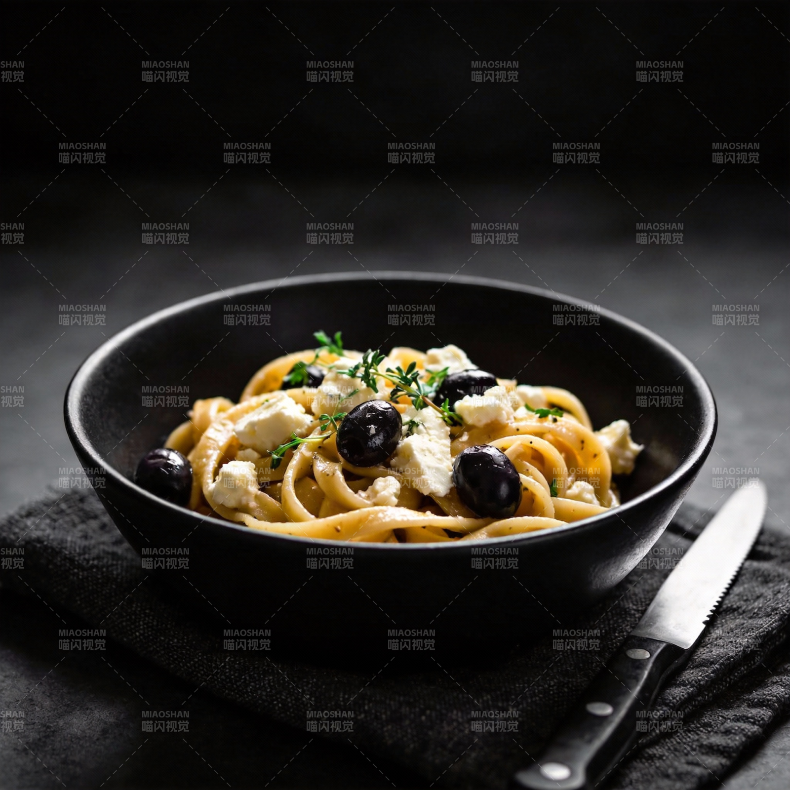 意面配橄榄与奶酪图片