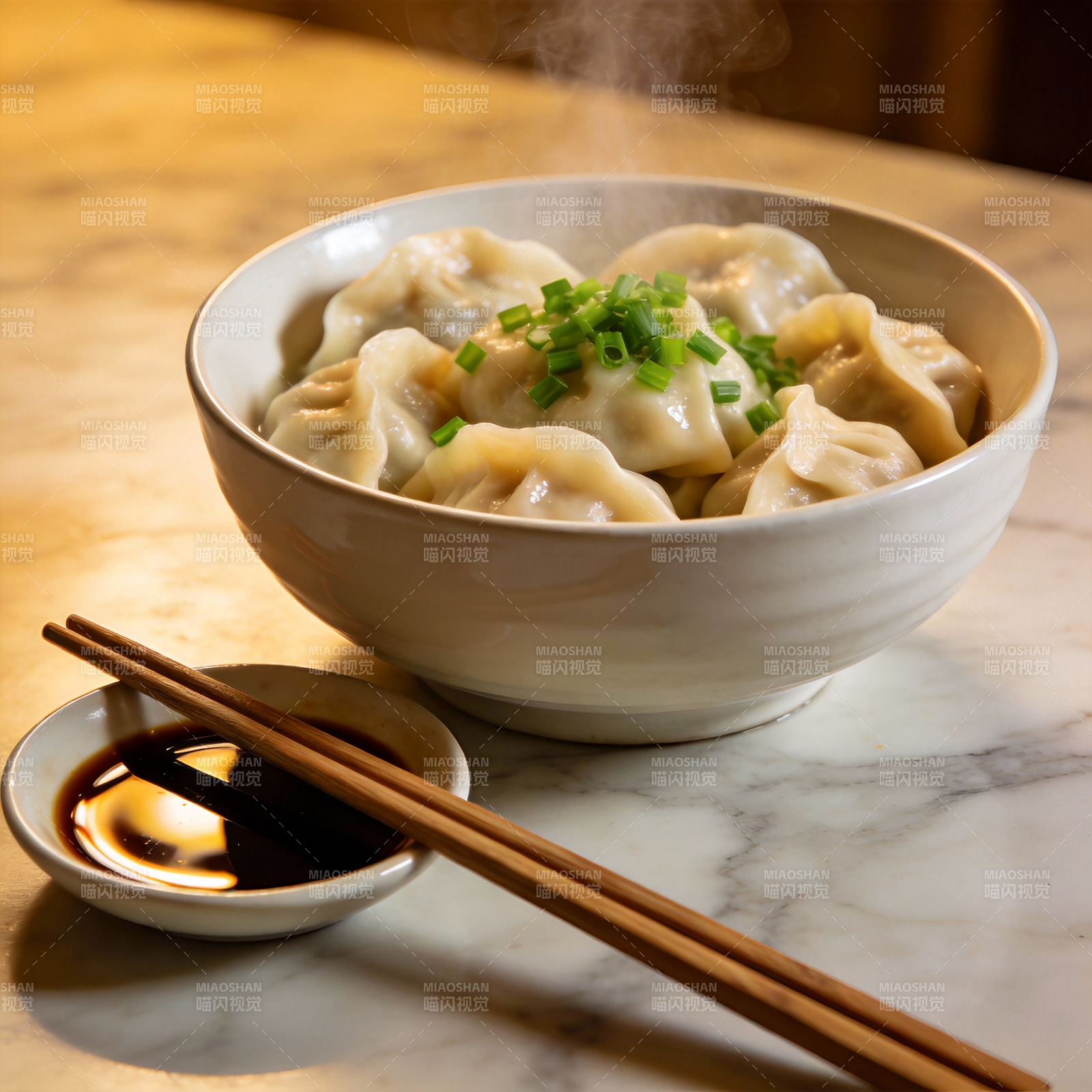 热腾腾的饺子配蘸酱图片